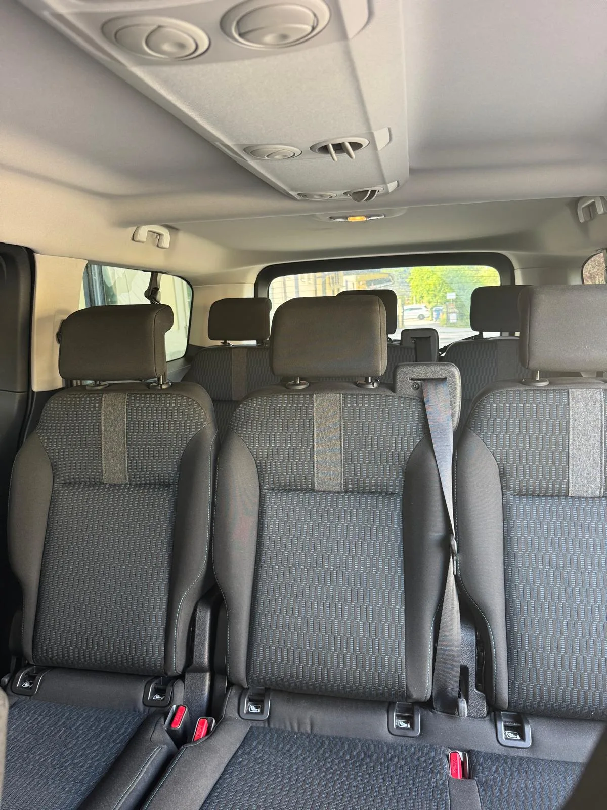 Interno del Peugeot Traveller a 8 posti, climatizzato